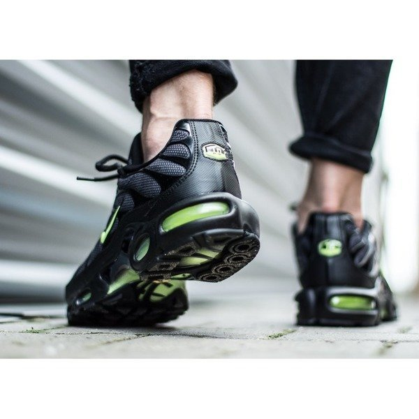 Nike Air Max Plus SE (AJ2013-001)