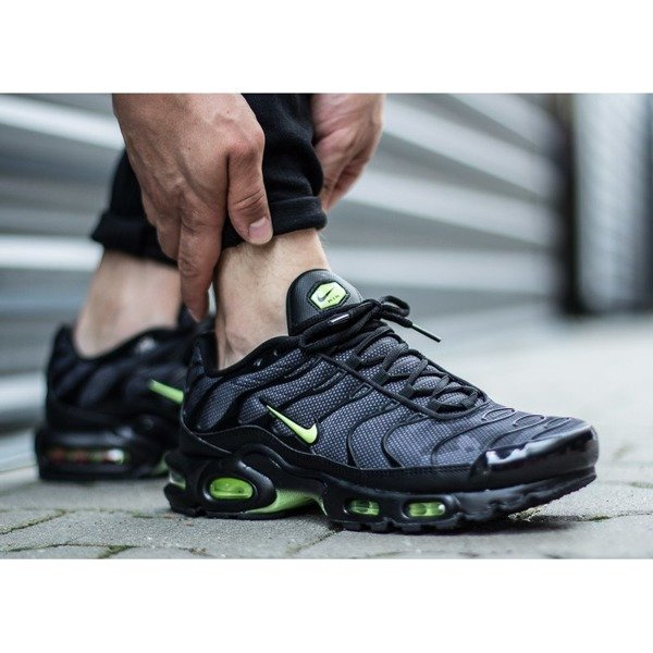 Nike Air Max Plus SE (AJ2013-001)