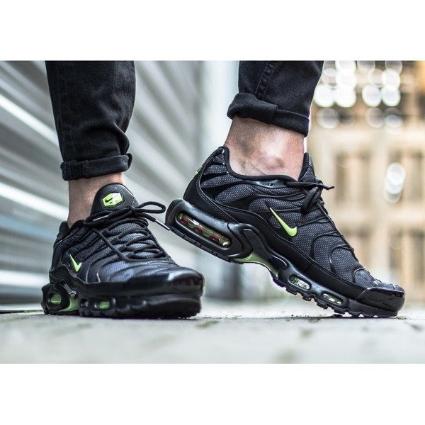 Nike Air Max Plus SE (AJ2013-001)